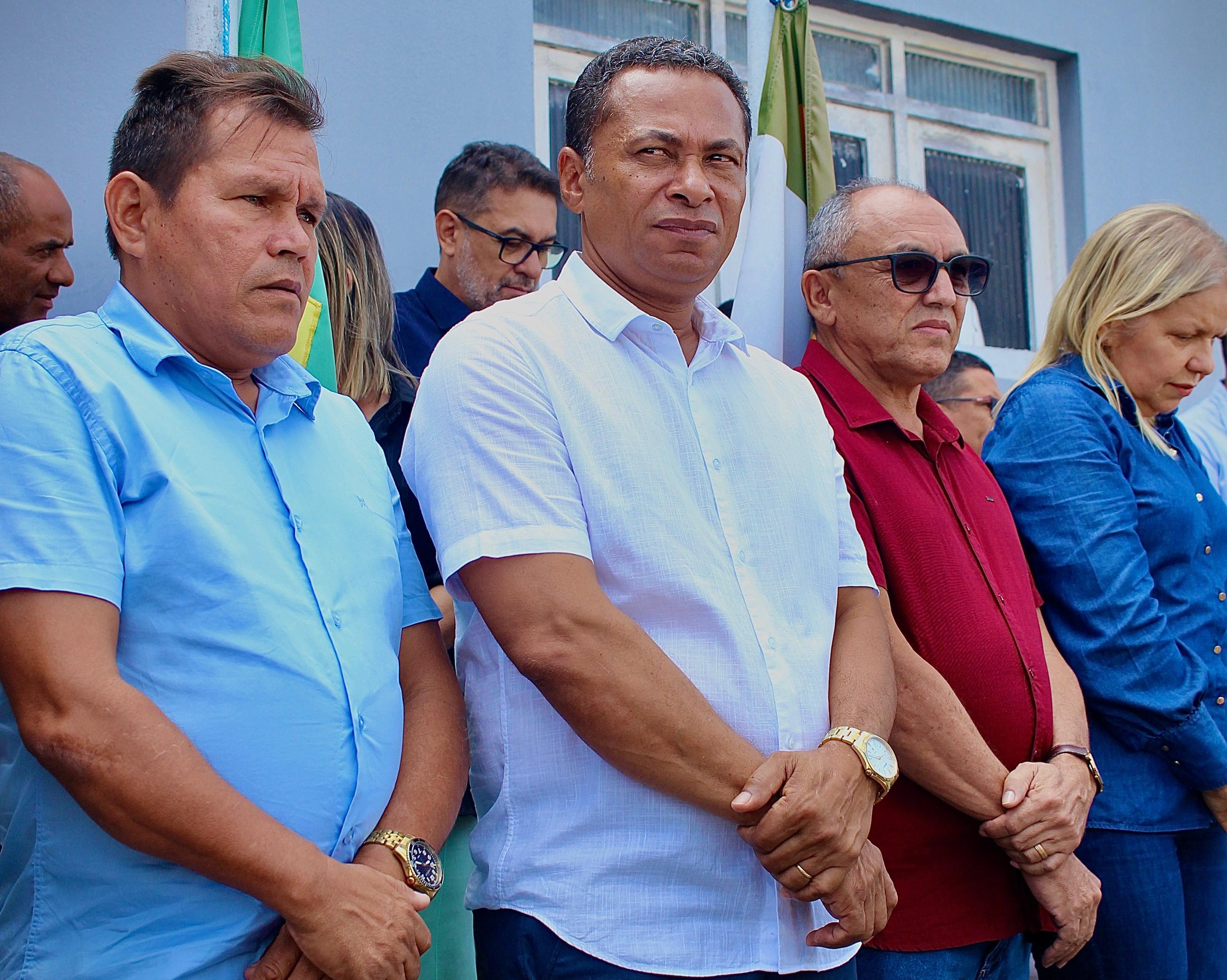 Vereadores de Alhandra  participam da assinatura da ordem de serviço para construção da nova sede da Prefeitura